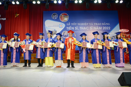 Trường ĐH Sư phạm (ĐH Huế) trao bằng tốt nghiệp cho hơn 500 tiến sĩ, thạc sĩ