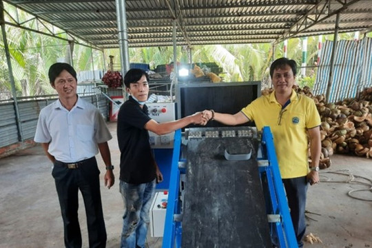 Giảng viên trẻ chế tạo máy tách vỏ dừa tự động