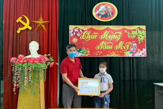 Học sinh lớp 3 ở Tuyên Quang nhặt được của rơi trả người đánh mất