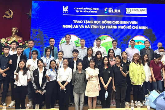 Thành phố Hồ Chí Minh trao tặng 50 suất học bổng cho sinh viên Nghệ An, Hà Tĩnh