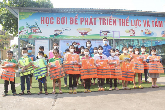 Bắc Giang: Khai giảng lớp dạy bơi miễn phí cho học sinh có hoàn cảnh khó khăn