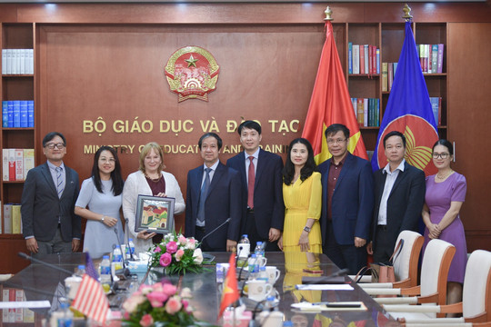 Bộ trưởng Nguyễn Kim Sơn tiếp Giám đốc quốc gia USAID tại Việt Nam