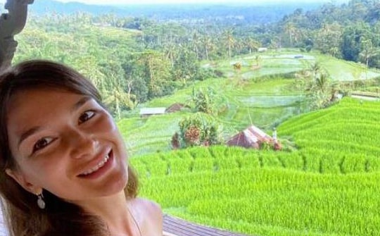 Nữ du khách Nga bị lên án vì khỏa thân chụp với cây thiêng ở Indonesia