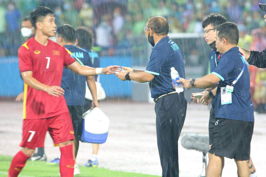 HLV Park Hang-seo chỉ thiếu nước vào sân… ghi bàn trước U23 Philippines!