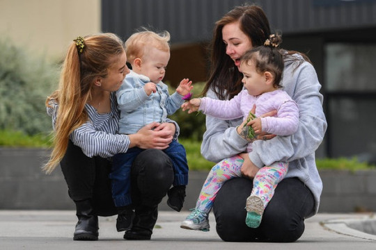 Australia hỗ trợ nữ sinh mang thai trở lại trường học