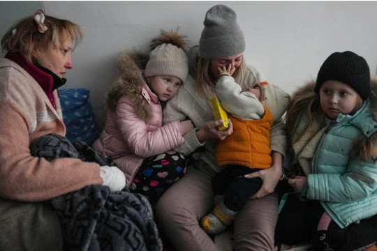 Cách bố mẹ giúp trẻ em ở Ukraine vượt qua tâm lý sợ hãi
