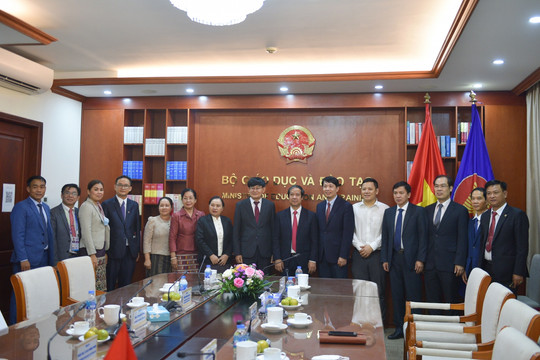 Bộ trưởng Nguyễn Kim Sơn tiếp Bộ trưởng Bộ Giáo dục và Thể thao Lào
