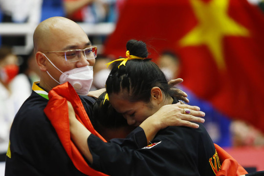Võ sĩ Việt Nam bật khóc sau khi giành HCV SEA Games 31