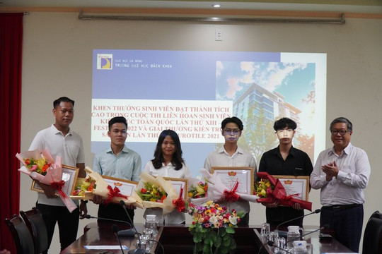 Đà Nẵng: Trường Đại học Bách khoa khen thưởng sinh viên Khoa Kiến trúc