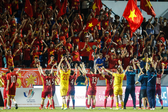 Tuyển bóng đá nữ Việt Nam giữa biển người hâm mộ