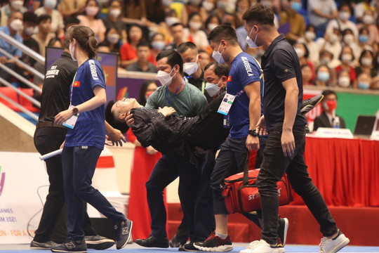 Khoảnh khắc võ sĩ Việt Nam gục ngã ngay trên sàn đấu, bỏ lỡ cơ hội tranh HCV
