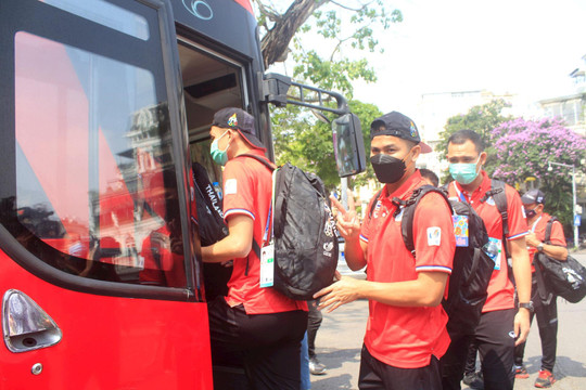 Đoàn VĐV Thái Lan trải nghiệm tham quan Hà Nội trên xe buýt 2 tầng