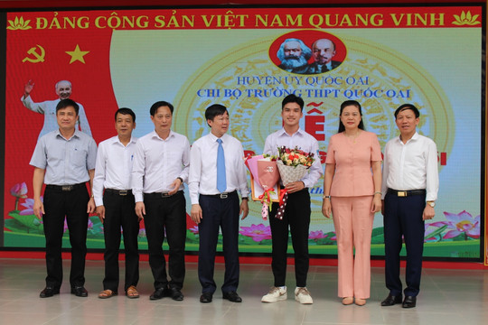 Học sinh Hà Nội vinh dự kết nạp Đảng đúng ngày sinh nhật Bác