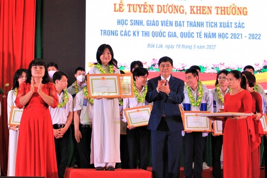 Đắk Lắk tuyên dương học sinh, giáo viên đạt thành tích xuất sắc trong các kỳ thi quốc gia, quốc tế