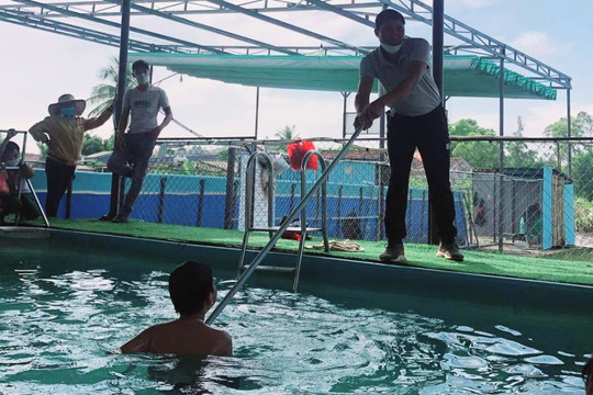 Lớp dạy bơi miễn phí 'khắc chế' đuối nước ngày hè