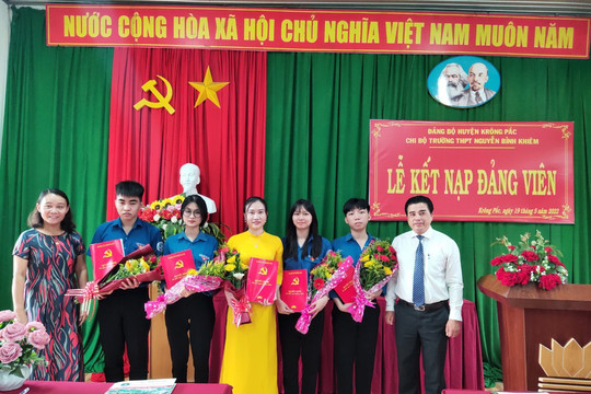 Đắk Lắk: 4 học sinh lớp 12 được kết nạp Đảng