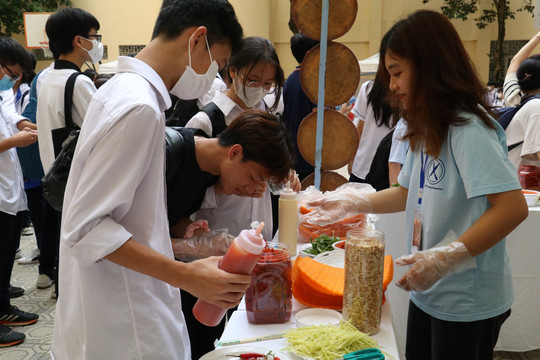 Sôi động Hội chợ ẩm thực của học sinh THPT Chuyên Sư phạm