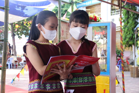 Bộ tài liệu song ngữ: Nâng cao vốn tiếng Việt, gìn giữ ngôn ngữ dân tộc