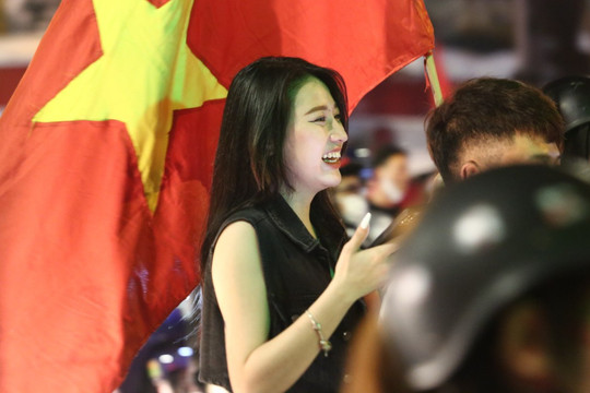 Dàn gái xinh "đi bão", "quẩy" xuyên đêm chúc mừng U23 Việt Nam