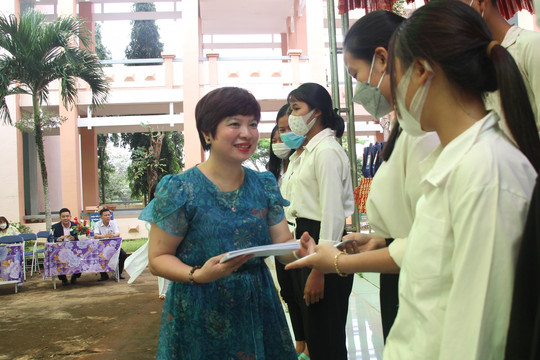 Báo Giáo dục và Thời đại mang niềm vui đến với học sinh biên giới Bình Phước