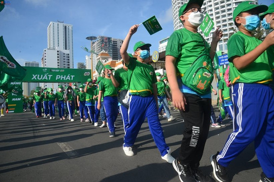 Gần 10 nghìn học sinh, phụ huynh Khánh Hòa tham gia Ngày hội đi bộ
