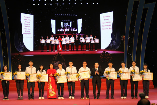 Hà Nội tuyên dương học sinh giỏi tiêu biểu năm học 2021-2022