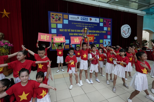 Học sinh hát múa mừng thành công SEA Games 31