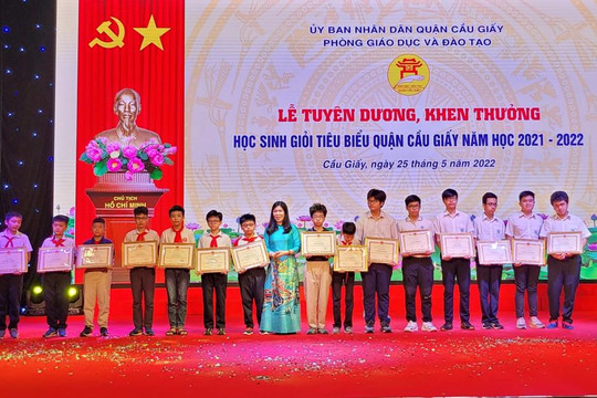 Quận Cầu Giấy (Hà Nội) khen thưởng học sinh giỏi tiêu biểu