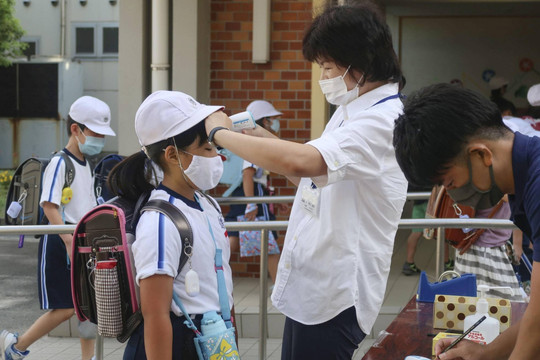 Học sinh Nhật Bản được bỏ khẩu trang khi đến trường
