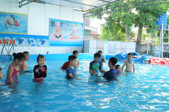 Trường học Nghệ An đưa học bơi, kỹ năng sinh tồn vào chính khóa