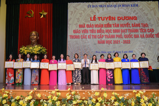 Hà Nội: Quận Hoàn Kiếm tuyên dương nhà giáo, học sinh tiêu biểu