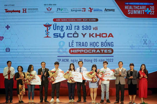 Trường ĐH Hồng Bàng trao học bổng Hippocrates cho sinh viên xuất sắc
