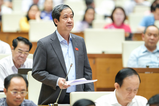 Bộ trưởng Nguyễn Kim Sơn giải trình nhiều vấn đề cử tri quan tâm