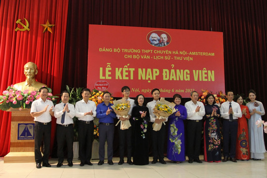 Hà Nội kết nạp 2 đảng viên là học sinh xuất sắc