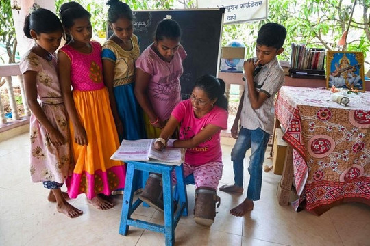 Ấn Độ: Cô giáo khuyết tật dạy miễn phí cho trẻ em nghèo