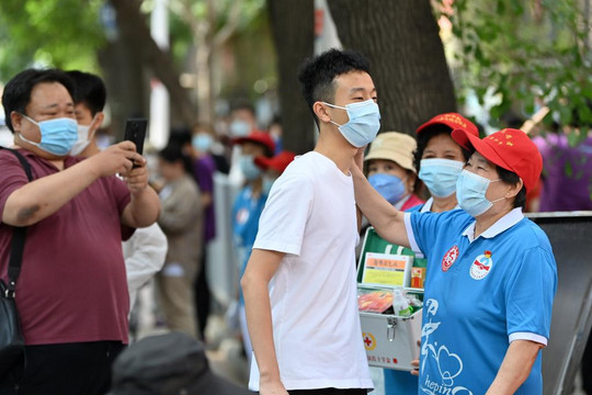 11,93 triệu học sinh Trung Quốc bước vào kỳ thi khốc liệt khi dịch vẫn đang hoành hành