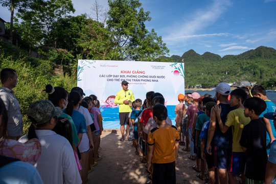 Quảng Bình: Dạy bơi miễn phí cho gần 200 trẻ em vùng di sản Phong Nha