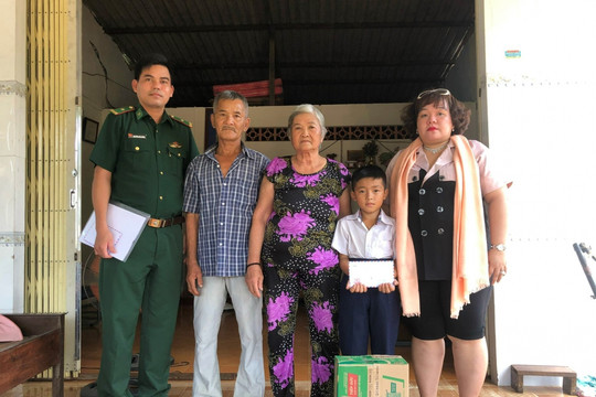 Bà Rịa-Vũng Tàu: Phụ nữ Biên phòng nhận đỡ đầu 2 học sinh mồ côi tại Côn Đảo