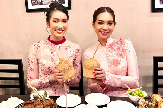 Á hậu Phương Anh tặng áo dài cho Miss International - Hoa hậu Quốc tế 2019