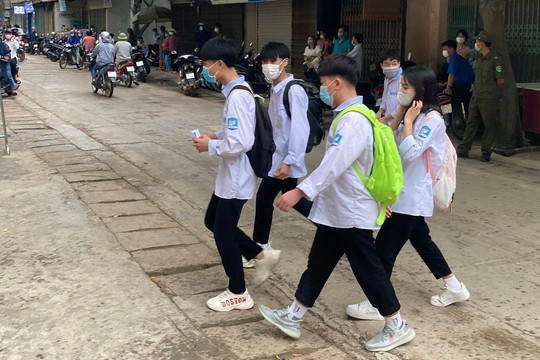 Tuyển sinh lớp 10 tại Hà Nội:  Nhiều thí sinh ngoại thành đến trường thi sớm