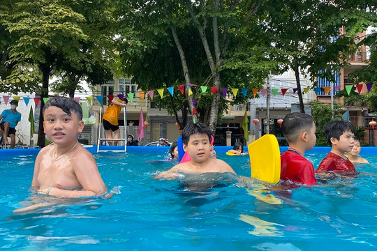 Quảng Ngãi: Phổ cập bơi cho trẻ gặp khó vì… bể bơi