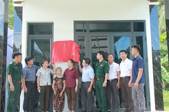 Báo GD&TĐ bàn giao nhà nhân ái tại vùng biên giới Hà Tĩnh