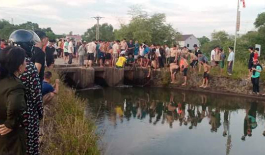 Nữ sinh lớp 8 ở Hà Tĩnh đuổi nước thương tâm dưới kênh chính hồ Kẻ Gỗ