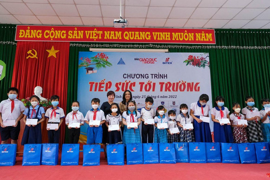 Báo GD&TĐ tiếp sức học sinh nghèo huyện Tam Bình, tỉnh Vĩnh Long