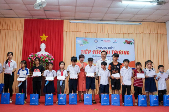 Báo GD&TĐ tiếp sức đến trường cho học sinh nghèo vượt khó huyện Châu Thành, Hậu Giang