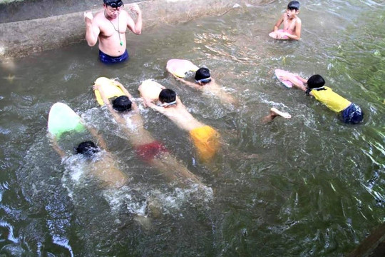 Thừa Thiên - Huế: Lớp dạy bơi ở bể xả trạm bơm