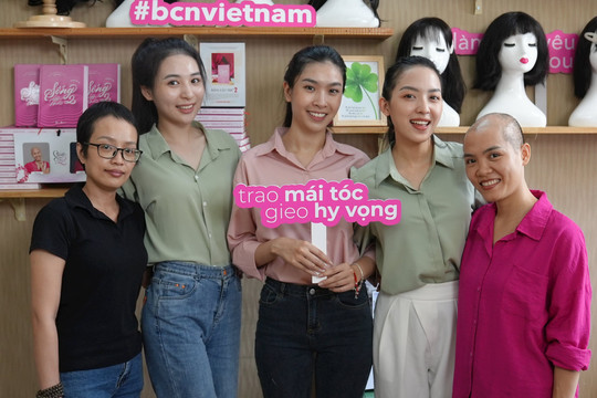 Thí sinh Miss World Vietnam 2022 cắt phăng mái tóc ủng hộ bệnh nhân ung thư vú 