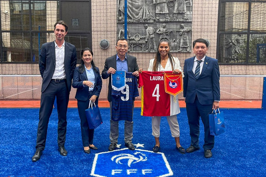 LĐBĐ Pháp sẵn sàng tiếp nhận bóng đá trẻ Việt Nam sang tập huấn