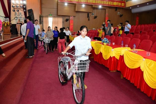 Nhiều món quà ý nghĩa đến với học sinh nghèo Lào Cai