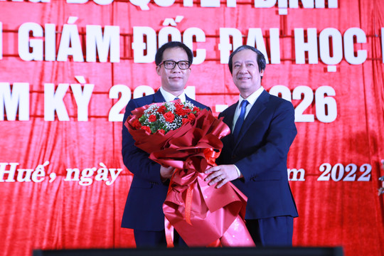 Bộ trưởng Nguyễn Kim Sơn trao quyết định công nhận tân Giám đốc Đại học Huế